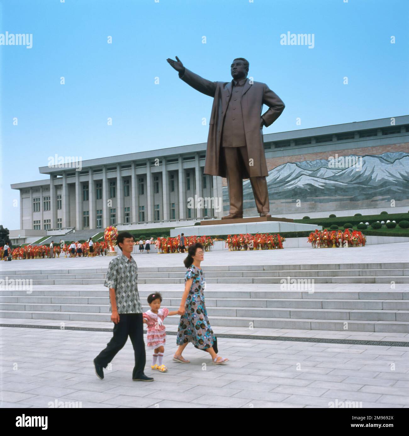 Statue géante de Kim il Sung (1912-1994), chef communiste de la Corée du Nord. La statue est le point central du monument Mansudae Grand, et se trouve à Mansu Hill, Pyongyang, capitale de la Corée du Nord. De vingt mètres de haut, il a été construit en 1972 pour commémorer l'anniversaire du leader en 60th. Kim il Sung a dirigé la Corée du Nord de sa fondation en 1948 jusqu'à sa mort, d'abord en tant que Premier ministre, puis en tant que Président. Selon la légende, la statue devait à l'origine être de 40 mètres de haut, mais la modestie de Kim il Sung exigeait qu'elle soit plus petite. Banque D'Images