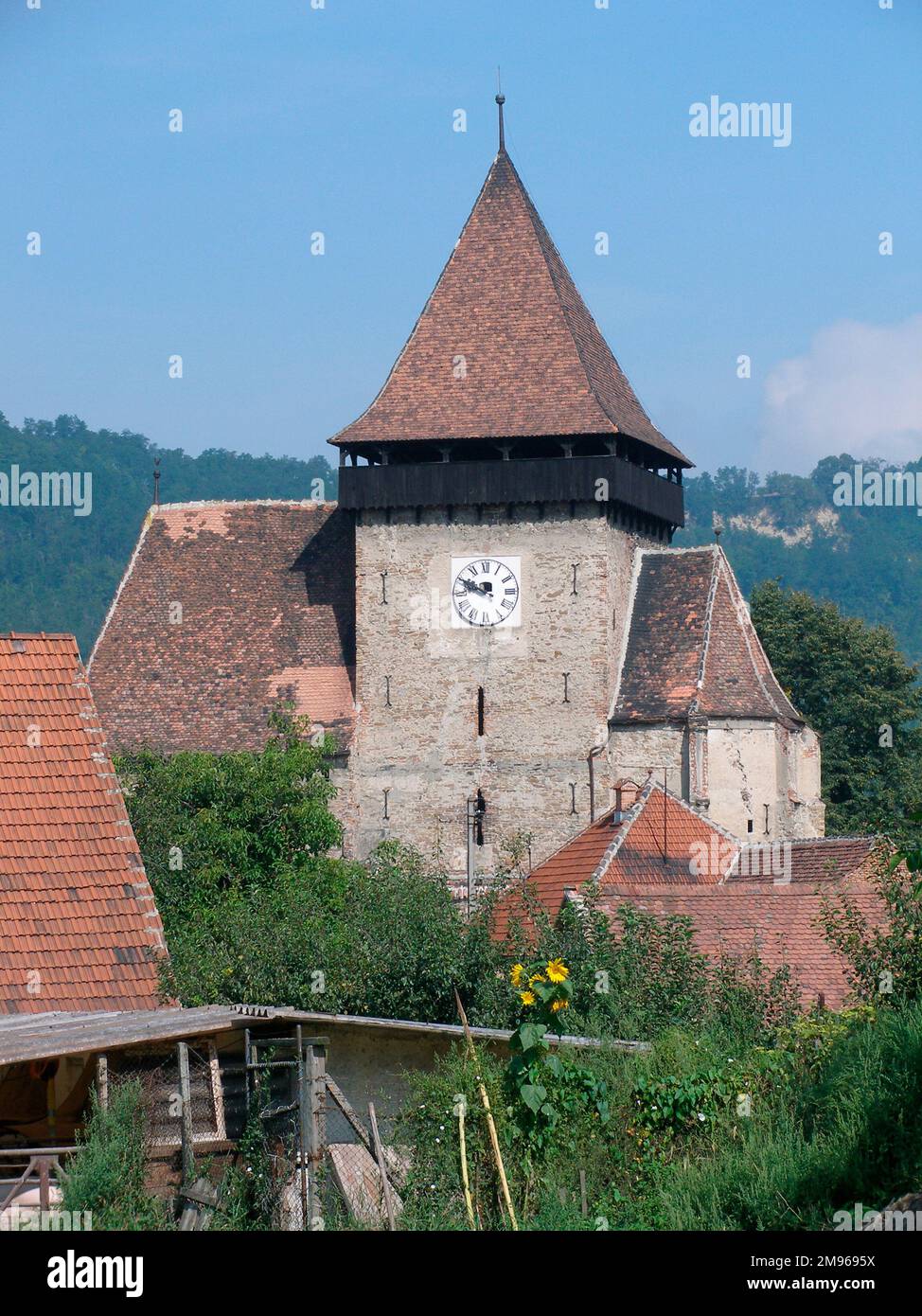 Vue sur une église fortifiée médiévale à Axonte Sever, Sibiu en Transylvanie, Roumanie. Banque D'Images