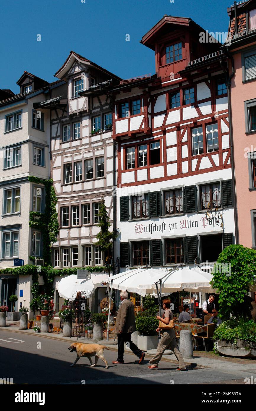 Vue sur certains anciens bâtiments à pans de bois avec un restaurant au rez-de-chaussée dans la partie ancienne de Saint-Gall, en Suisse. Banque D'Images