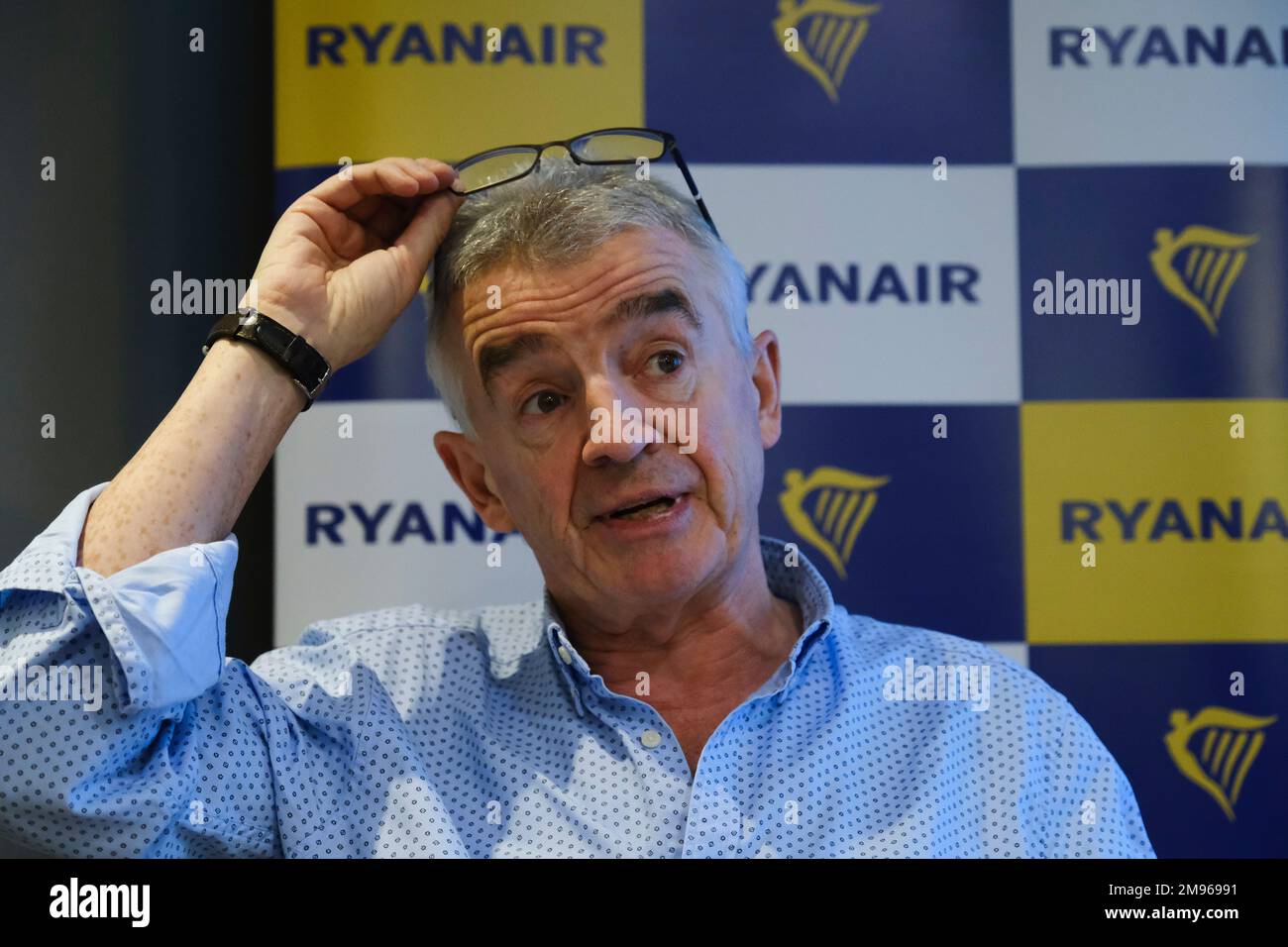 Bruxelles, Belgique. 17th janvier 2023. Michael O'Leary, le PDG de la compagnie aérienne irlandaise à bas prix Ryanair, s'adresse à une conférence de presse à Bruxelles, en Belgique, sur 17 janvier 2023. Crédit: ALEXANDROS MICHAILIDIS/Alamy Live News Banque D'Images