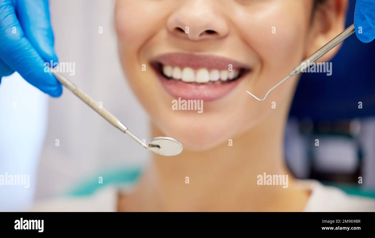 Vous souriez aussi avec des dents aussi saines. une jeune femme ayant une procédure dentaire a exécuté sur elle. Banque D'Images