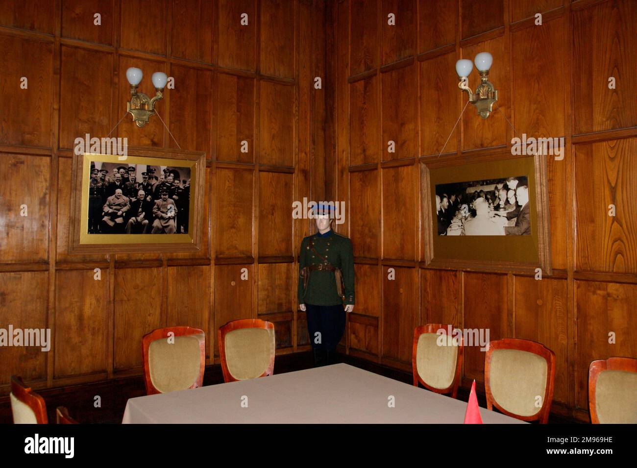 Vue sur une table de conférence, et deux photos sur les murs, dans le Palais Livadia (Livadija), Yalta, Ukraine, où la réunion historique de février 1945 a eu lieu entre Staline, Roosevelt et Churchill. Aujourd'hui, le palais abrite un musée, mais il est parfois utilisé par les autorités ukrainiennes pour les sommets internationaux. À une époque, c'était une retraite d'été du dernier tsar russe, Nicholas II, et de sa famille (le bâtiment a été achevé en 1911). Banque D'Images