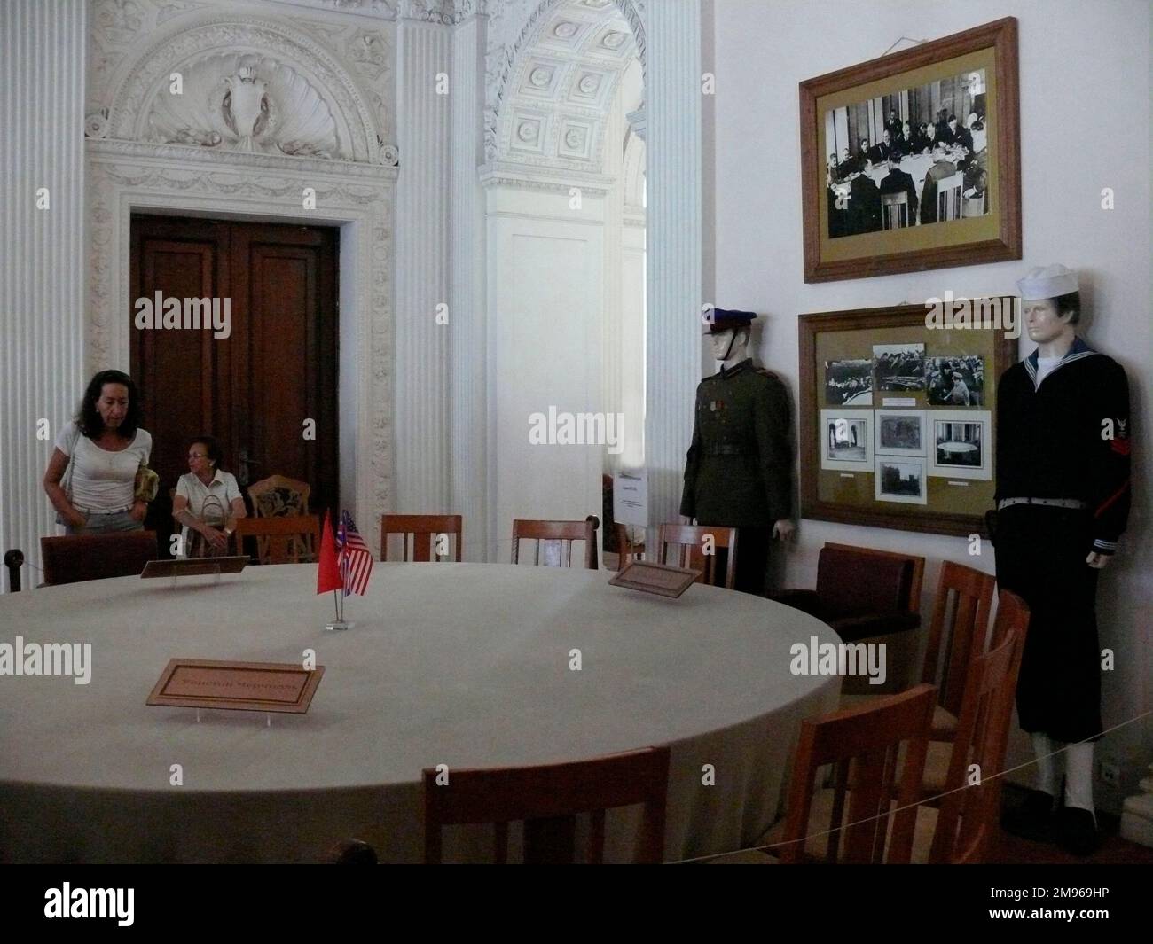 Vue de la table de conférence dans le Palais Livadia (Livadija), Yalta, Ukraine, où la réunion historique de février 1945 a eu lieu entre Staline, Roosevelt et Churchill. Aujourd'hui, le palais abrite un musée, mais il est parfois utilisé par les autorités ukrainiennes pour les sommets internationaux. À une époque, c'était une retraite d'été du dernier tsar russe, Nicholas II, et de sa famille (le bâtiment a été achevé en 1911). Banque D'Images