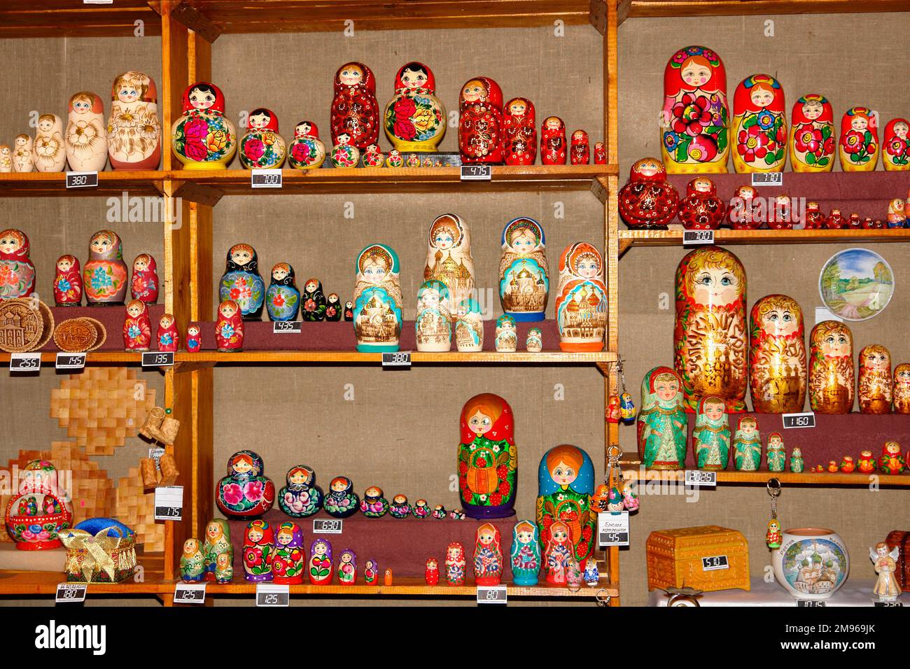 Une exposition de souvenirs, y compris des poupées russes traditionnelles en bois, est en vente dans la boutique du musée de Rostov Vélikij (Rostov le Grand), en Russie. Banque D'Images