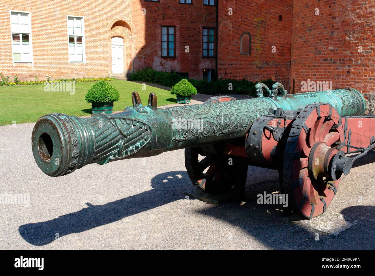 Un vieux canon exposé dans le domaine du château de Gripsholm, Mariefred, Sodermanland, Suède. Banque D'Images