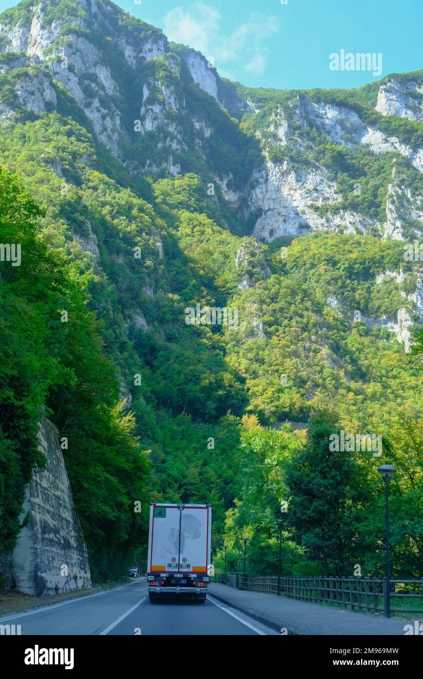 route de montagne pittoresque dans les montagnes, le camion se déplaçant sur l'autoroute. Genga, Marche, Italie. Les annexes Banque D'Images