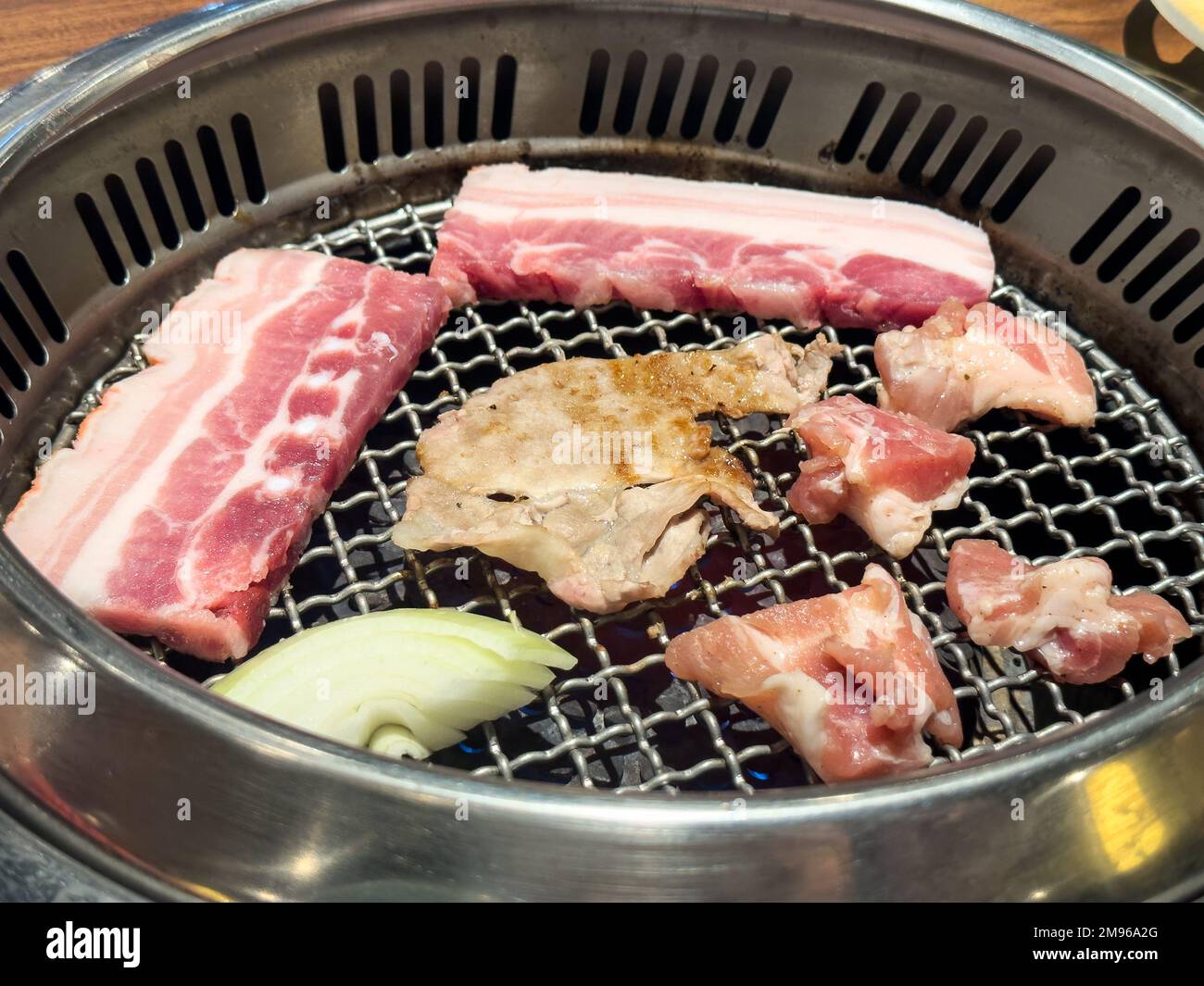 Griller de la viande de porc sur un filet barbecue en fer rond dans le  restaurant pour manger, frais délicieux cuisine mode de vie Photo Stock -  Alamy