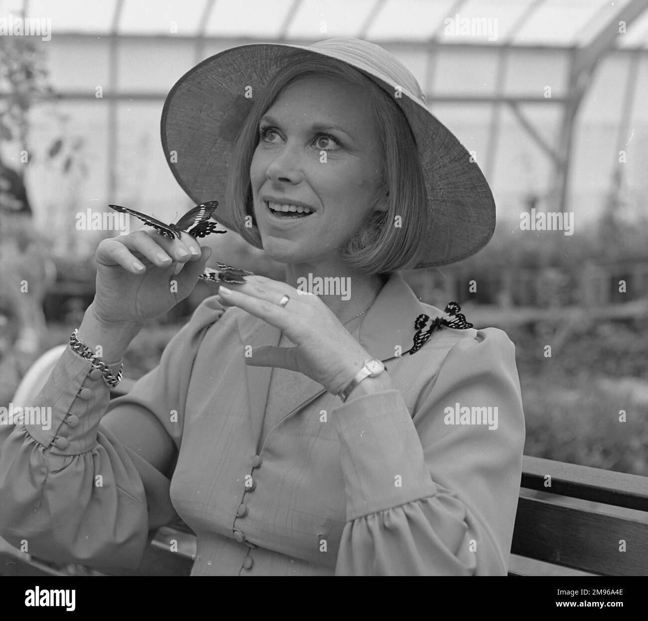 Wendy Craig (1934), actrice anglaise primée BAFTA, vue ici posant avec des papillons, une référence à la sitcom populaire 'Butterflies' dans laquelle elle a joué entre 1978 et 1983 comme la femme au foyer frustrée Ria Parkinson. Banque D'Images