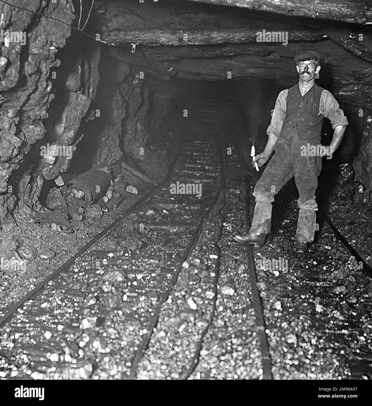 Un mineur se trouve le long de la principale piste de transport ou « route » de la mine de charbon Tirpentwys, près de Pontypool, dans le sud du pays de Galles. Banque D'Images