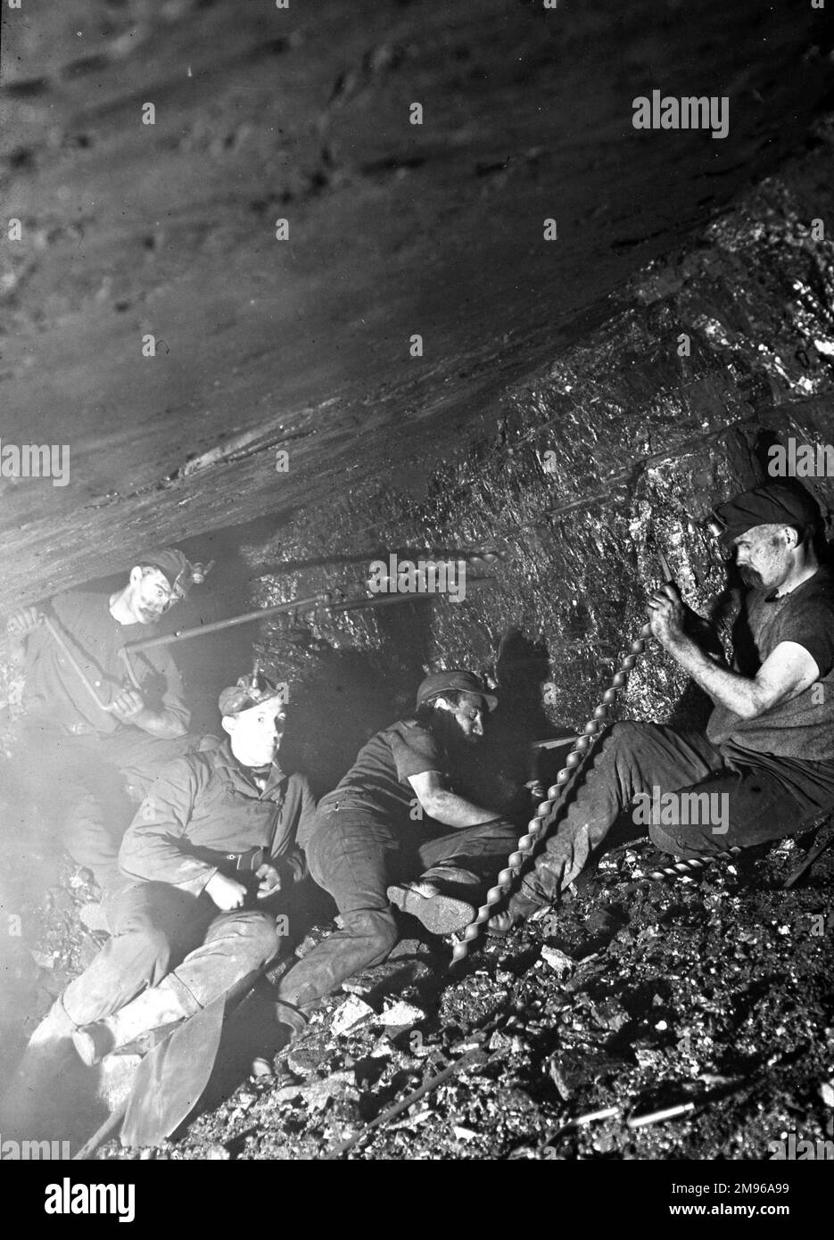 Groupe de mineurs travaillant dans une étroite veine de charbon dans une mine du sud du pays de Galles. Banque D'Images