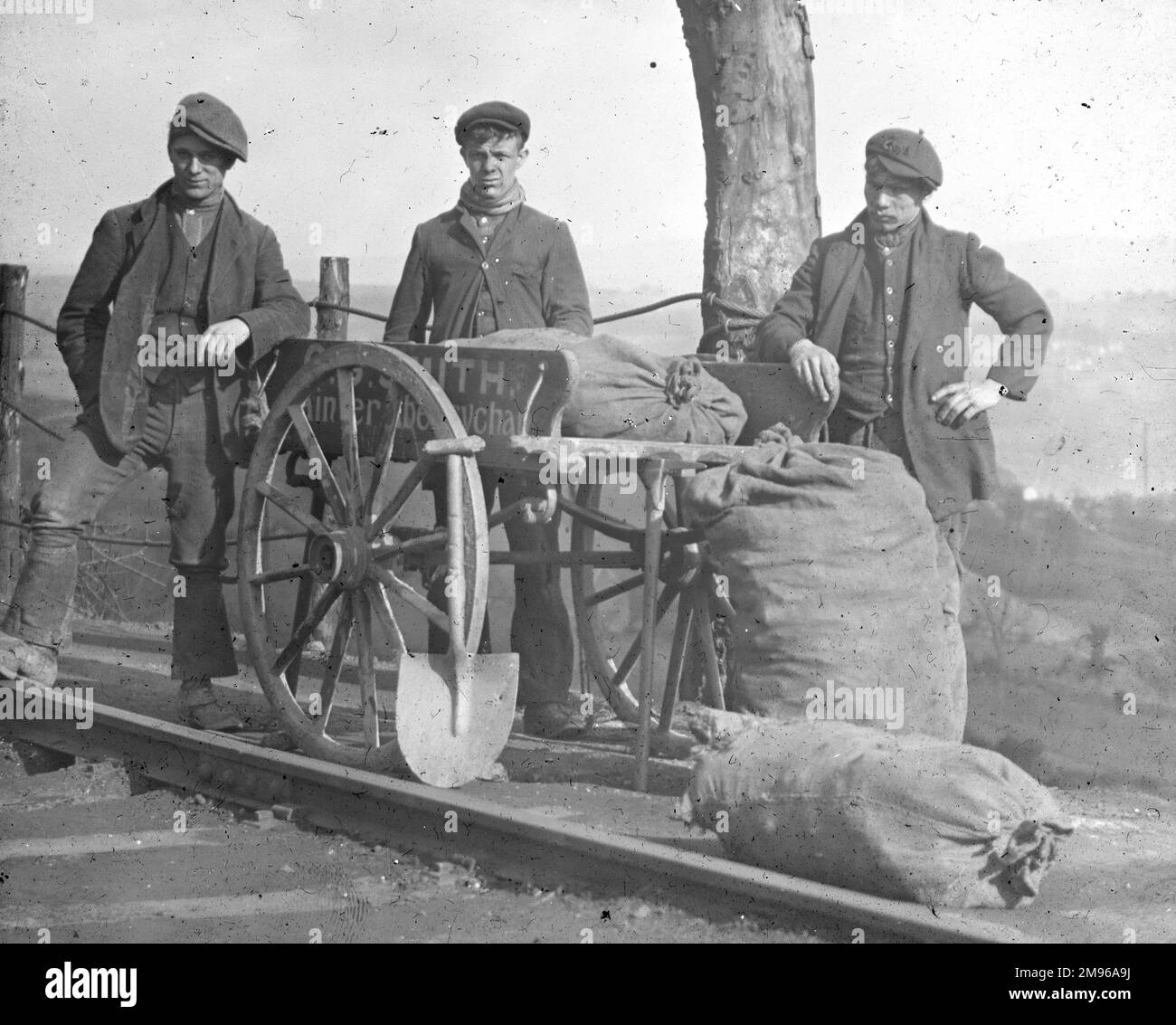 Trois hommes ramassant du charbon à partir d'une pointe de déchets de collierie locale lors de la grève de 1921, au sud du pays de Galles. Banque D'Images