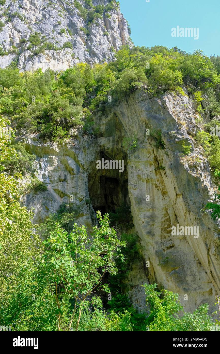 grotte dans les montagnes pittoresques. Genga, Marche, Italie. Les annexes. Arrière-plan naturel Banque D'Images
