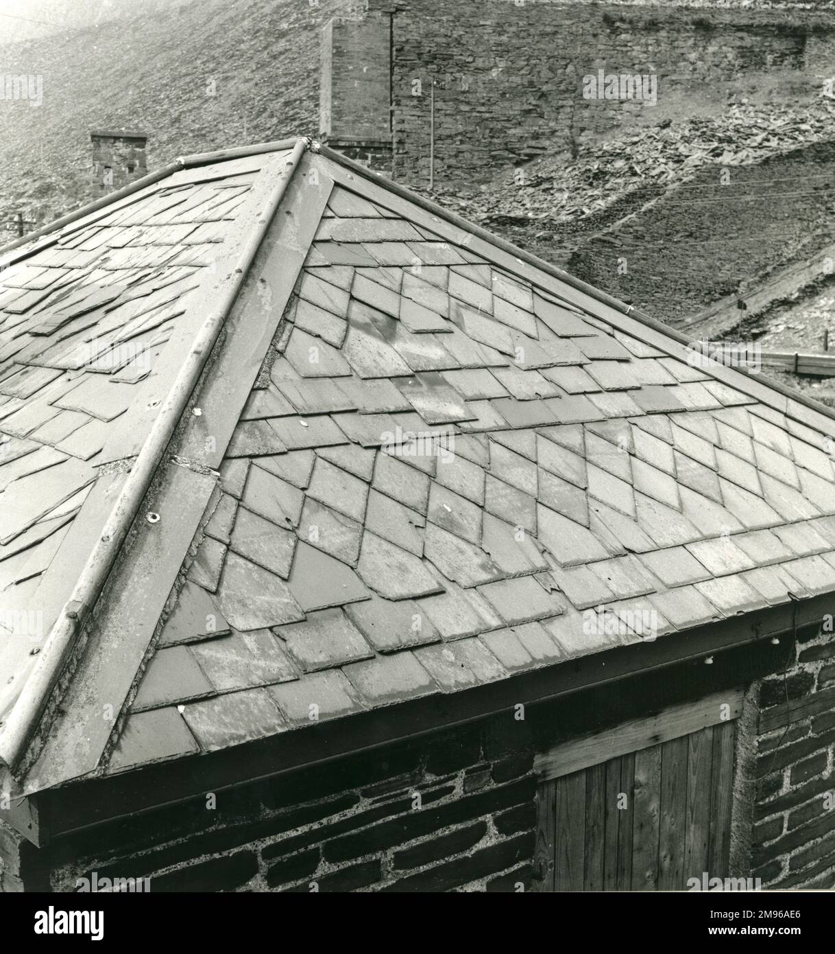 Répétition complexe faite d'ardoise sur le toit d'un pont-bascule abandonné à la carrière Blaenau Ffestinog Slate, Caernarvonshire (maintenant Gwynedd), au nord du pays de Galles. La structure du bâtiment est également en ardoise de déchets, comme beaucoup d'autres bâtiments de la région, y compris des maisons. Banque D'Images