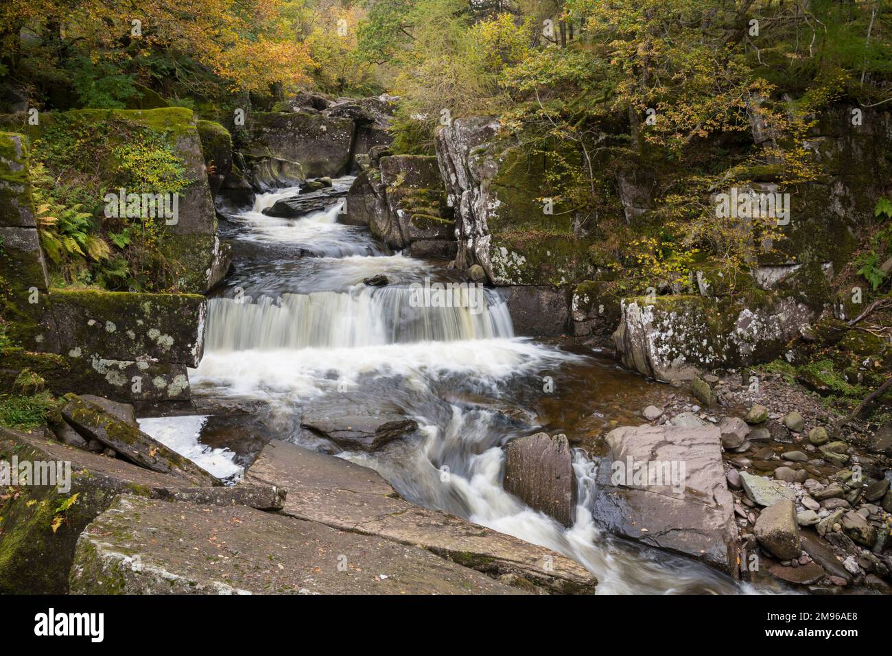 Brackllnn Falls, Brackland Glen, près de Callander, Loch Lomond et Parc national des Trossachs, Écosse Banque D'Images