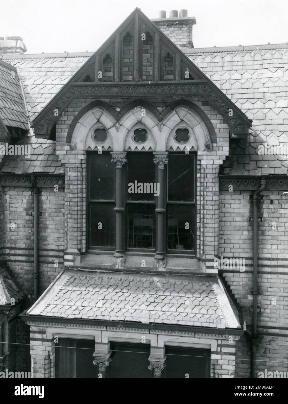 Terre cuite, brique jaune et ardoise Caernarfon utilisés dans un immeuble de bureaux de Slate Wharf à Caernarfon, Gwynedd, au nord du pays de Galles. Banque D'Images