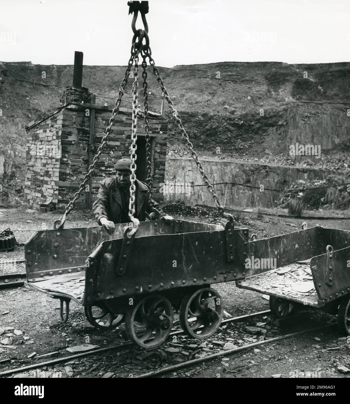 Descente d'un tramway sur les rails de Penyrorsedd Slate Quarry, Nantlle Valley, Caernarvonshire (maintenant Gwynedd), au nord du pays de Galles. Banque D'Images