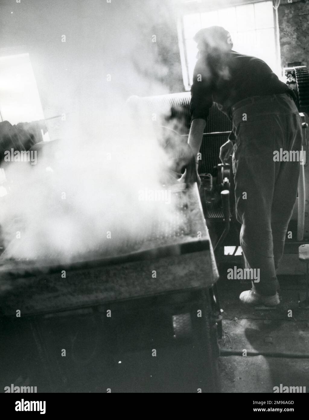 Un Winder Blondin au travail, à Penyrorsedd Slate Quarry, Nantlle Valley, Caernarvonshire (aujourd'hui Gwynedd), au nord du pays de Galles. Le Blondin est un système de chariot à fils haut utilisé pour déplacer l'ardoise vers le haut ou à travers la fosse, comme indiqué par l'observateur. Dans les anciens jours, les Blondins étaient actionnés à la vapeur, mais la vapeur dans cette photo provient du refroidissement par eau de la résistance du moteur électrique. Banque D'Images