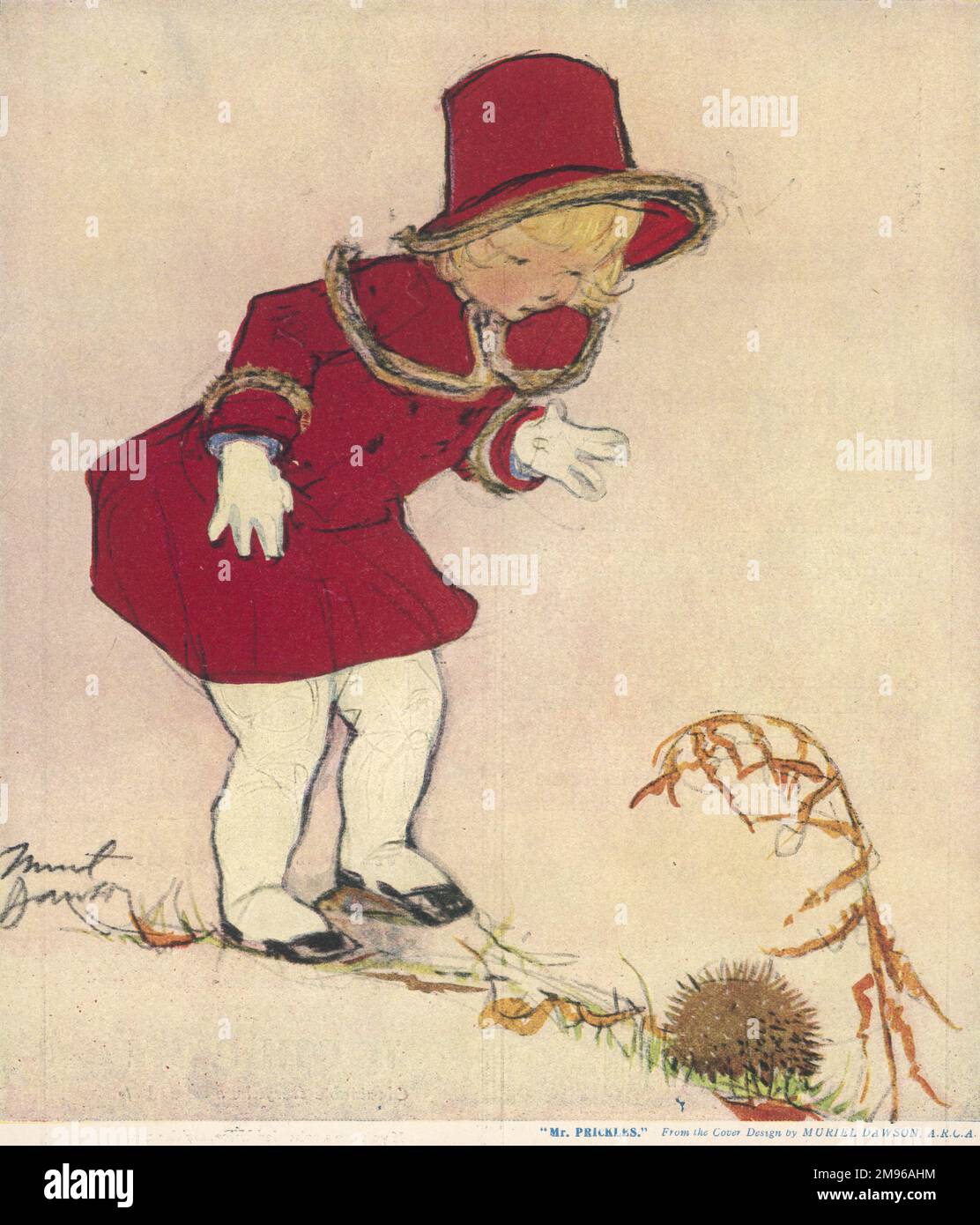 Une petite fille blonde douce portant un élégant manteau et un chapeau rouge assorti, vient sur un petit hérisson qui s'est enroulé vers le haut en une balle. Banque D'Images