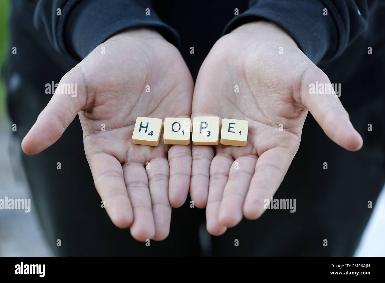 Garçon montrant des lettres d'espoir orthographié à Eure, France Banque D'Images