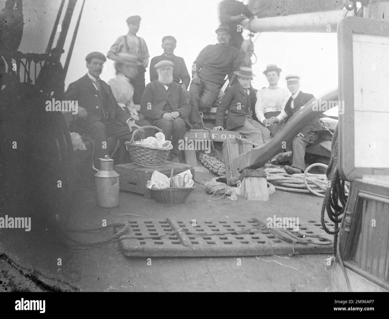 Un groupe de personnes -- invités et équipage -- sur le pont du bon effort de navire, au cours d'un voyage en mer, probablement au large de la côte de Pembrokeshire, Dyfed, au sud du pays de Galles. Banque D'Images