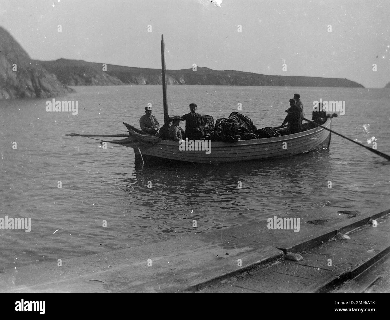 Les habitants du canot de sauvetage de St Justinien, près de la station du bateau de sauvetage, sur la côte du Pembrokeshire, Dyfed, au sud du pays de Galles. Banque D'Images