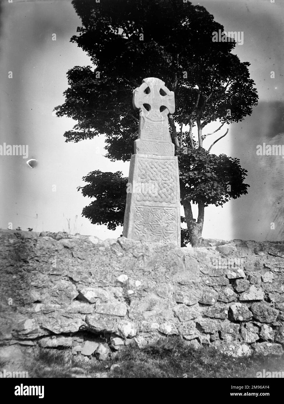 Une croix celtique dans le domaine de Carew Castle, Pembrokeshire, Dyfed, au sud du pays de Galles. Le château date du 13th siècle. La croix est un mémorial à Mareddud ap Edwin, chef conjoint du royaume de Deheubarth (pays de Galles du Sud-Ouest) qui a été tué au combat en 1035. Banque D'Images