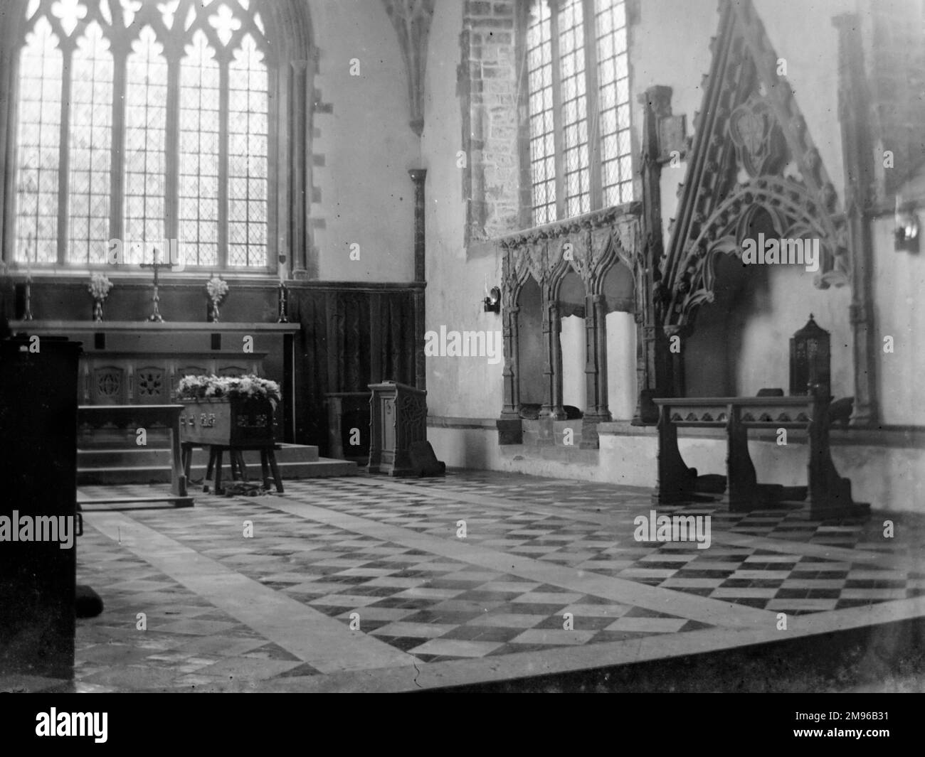 Un cercueil se trouve devant l'autel dans la Chapelle des dames, la cathédrale Saint-David, Saint-David, Pembrokeshire, au sud du pays de Galles. La Chapelle de la Dame date de la fin du 13th siècle. Banque D'Images