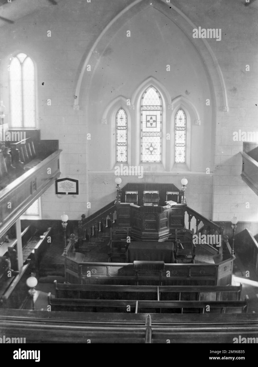 Vue intérieure de la chapelle méthodiste, St David, Pembrokeshire, au sud du pays de Galles, montrant la chaire vue depuis la galerie supérieure. Banque D'Images