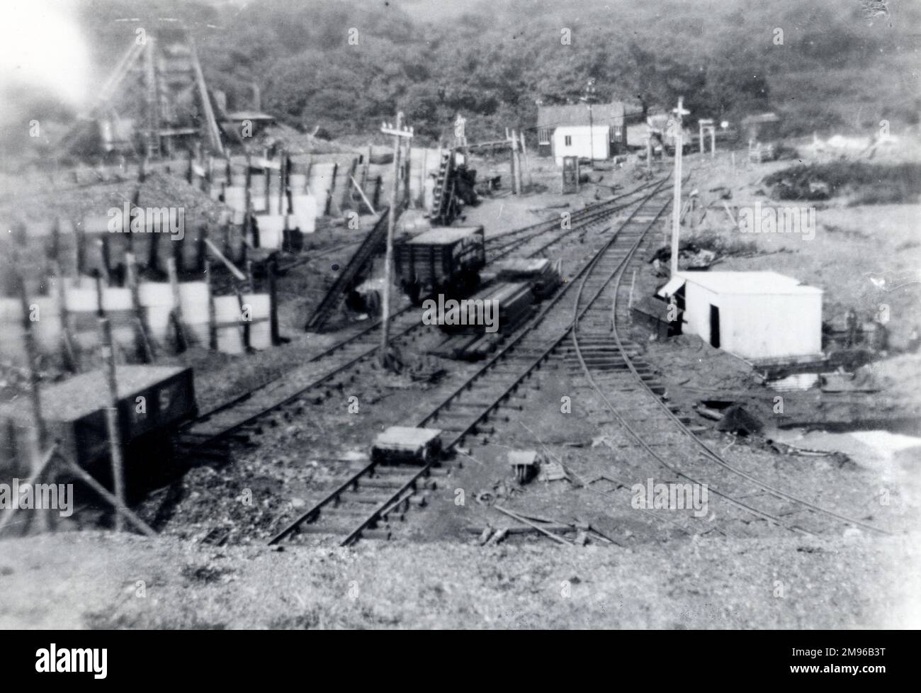 Vue sur le chemin de fer de la mine de charbon Hook, un épi du chemin de fer Great Western qui relie la gare de Johnston, à 6 kilomètres, à Pembrokeshire, au sud du pays de Galles. Le chemin de fer a facilité l'exportation du charbon. Cette photo a été prise par l'un des mineurs avec un appareil photo Box Brownie. Banque D'Images