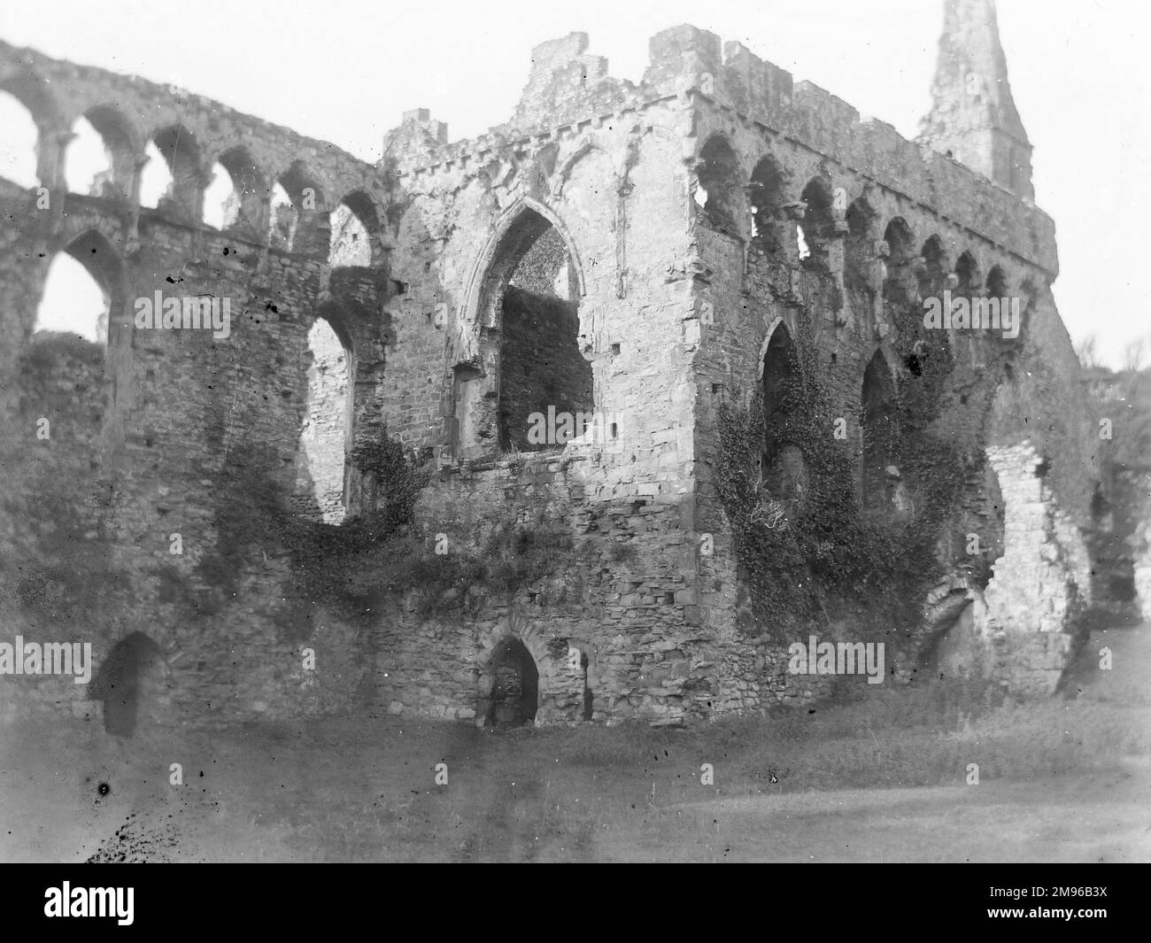 Vue intérieure du Palais épiscopal médiéval, St David, Pembrokeshire, Dyfed, pays de Galles du Sud, avec des lignes d'arches de style gothique où les fenêtres étaient. Certaines parties du bâtiment datent du 12th siècle, mais la plupart des travaux ont été réalisés au 14th siècle. Banque D'Images