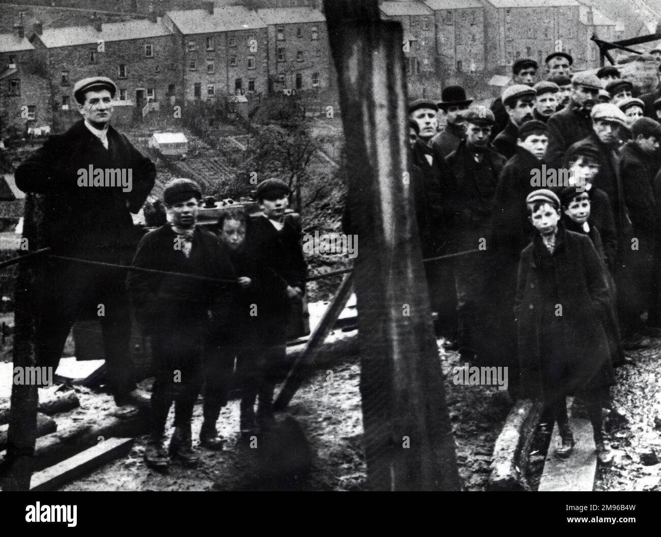 Un groupe d'hommes et de garçons attendant des nouvelles de mineurs piégés sous terre à la suite d'une explosion à la mine de charbon Ltay (Lluest), Pontyrhyl, près de Bridgend, Glamourgan, au sud du pays de Galles. Dix-neuf hommes et garçons ont été tués. La mine a fermé en 1902. Banque D'Images