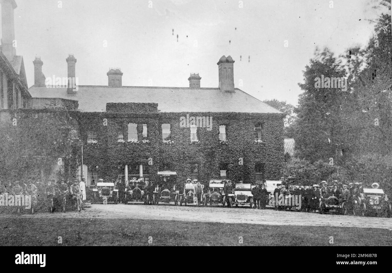 Le premier rallye Pembrokeshire Motor car and Motor cycle Club, photographié à l'extérieur de Williamston House, Neyland, Milford Haven, Pembrokeshire, au sud du pays de Galles. À l'époque, la maison appartenait à Sir Owen Scourfield. Banque D'Images