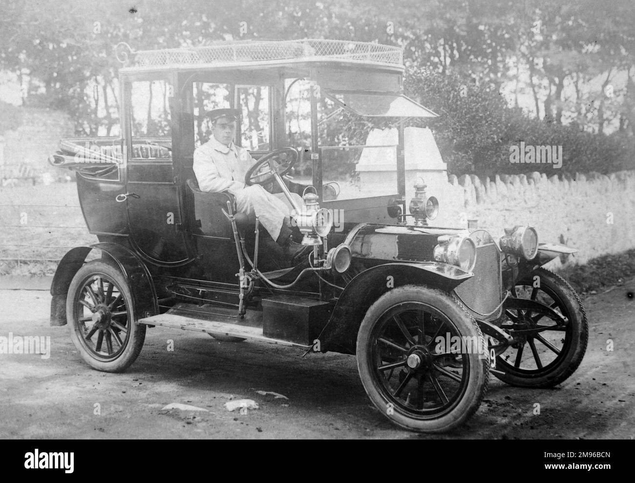 M. E Codd de Bland Motors, conduisant une voiture de la Star Motor Company, probablement à Haverfordwest, Pembrokeshire, au sud du pays de Galles. J & G Bland (Motors) Ltd a été fondée en 1875 et est encore en vigueur aujourd'hui. Banque D'Images