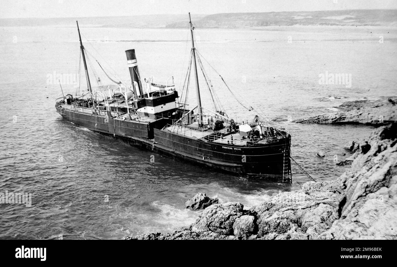 Vue sur un bateau à vapeur en déroute, la princesse Irene, sur la côte à Linney Head, Pembrokeshire, au sud du pays de Galles. Peu de temps après avoir quitté Aberdeen, le navire a rencontré un temps brumeux et s'est dirigé vers Linney Head, où il s'est retrouvé coincé le 29 août 1906. Banque D'Images