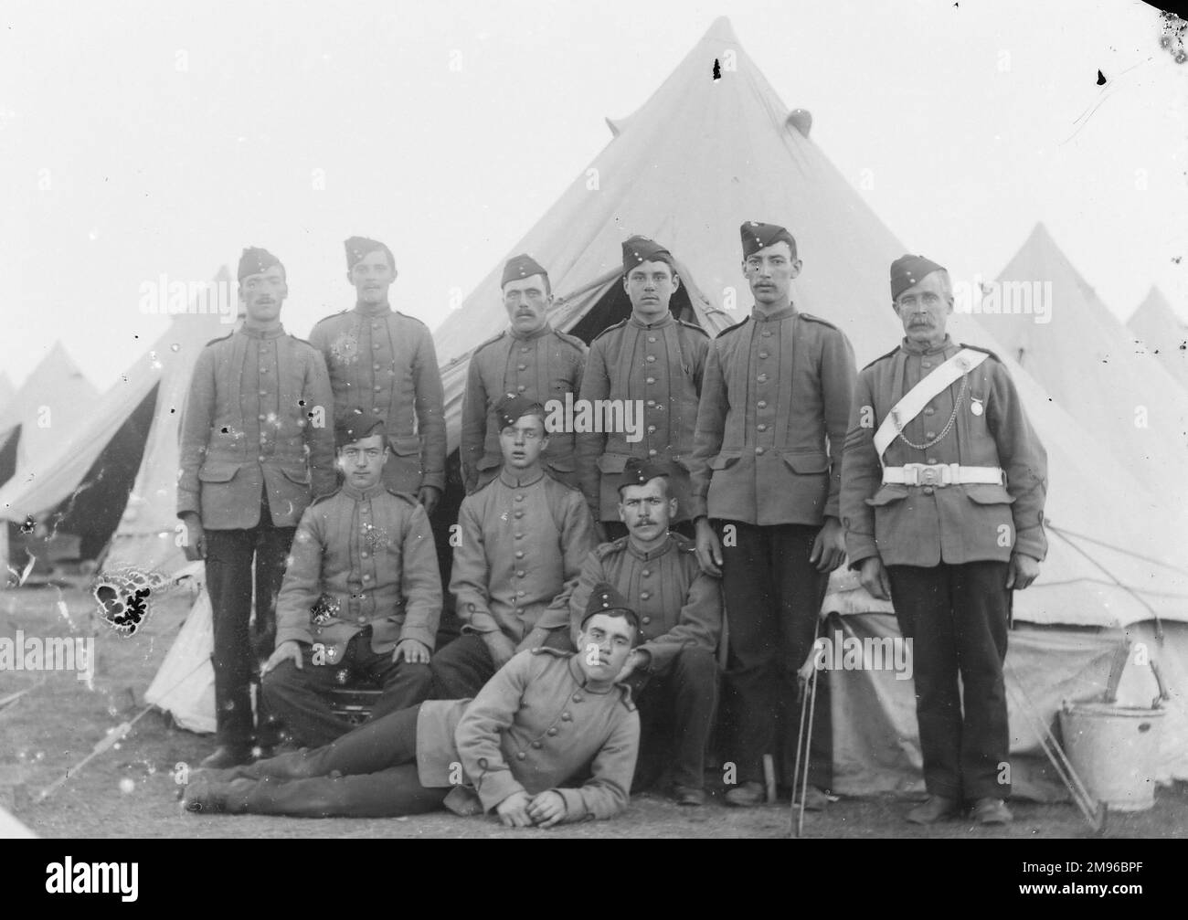 Un groupe de soldats dans un camp d'entraînement, posant pour leur photo à l'extérieur d'une tente. Banque D'Images