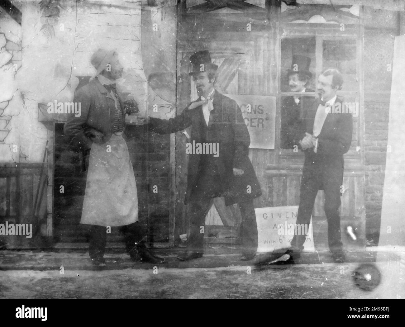 Une scène d'une production théâtrale édouardienne. Quatre hommes sont sur scène, l'un d'eux à l'intérieur d'un kiosque en bois. La pièce semble être une comédie. Banque D'Images
