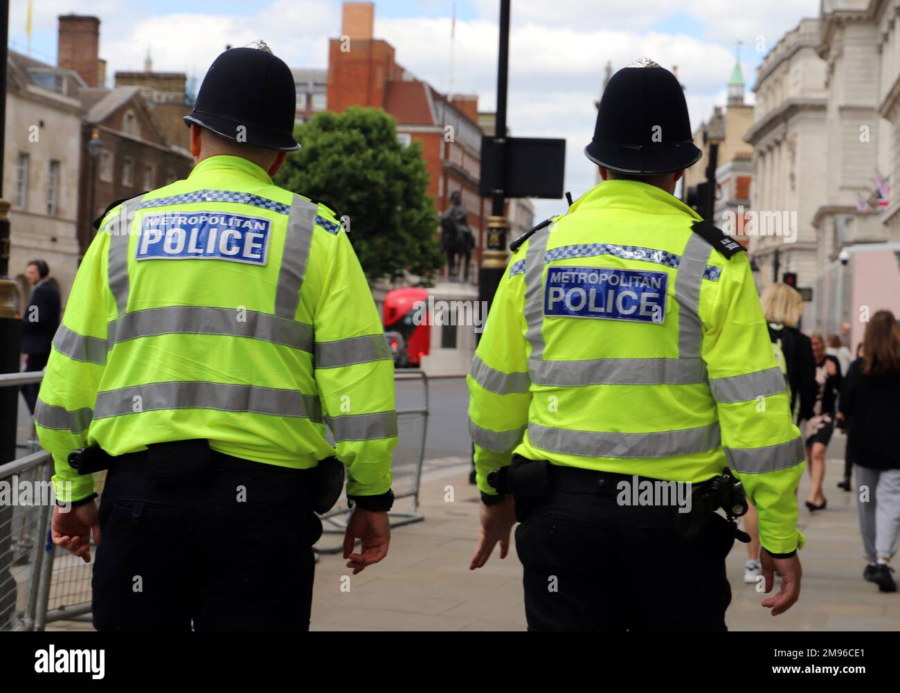 Des officiers de police métropolitaine patrouillent à Whitehall, Londres Banque D'Images