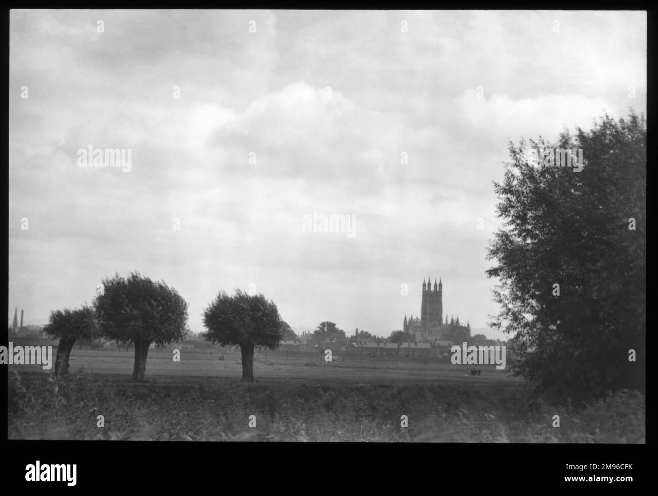 Vue typique sur les champs anglais, avec une cathédrale (éventuellement la cathédrale de Worcester) à l'horizon proche, entourée de maisons. Banque D'Images