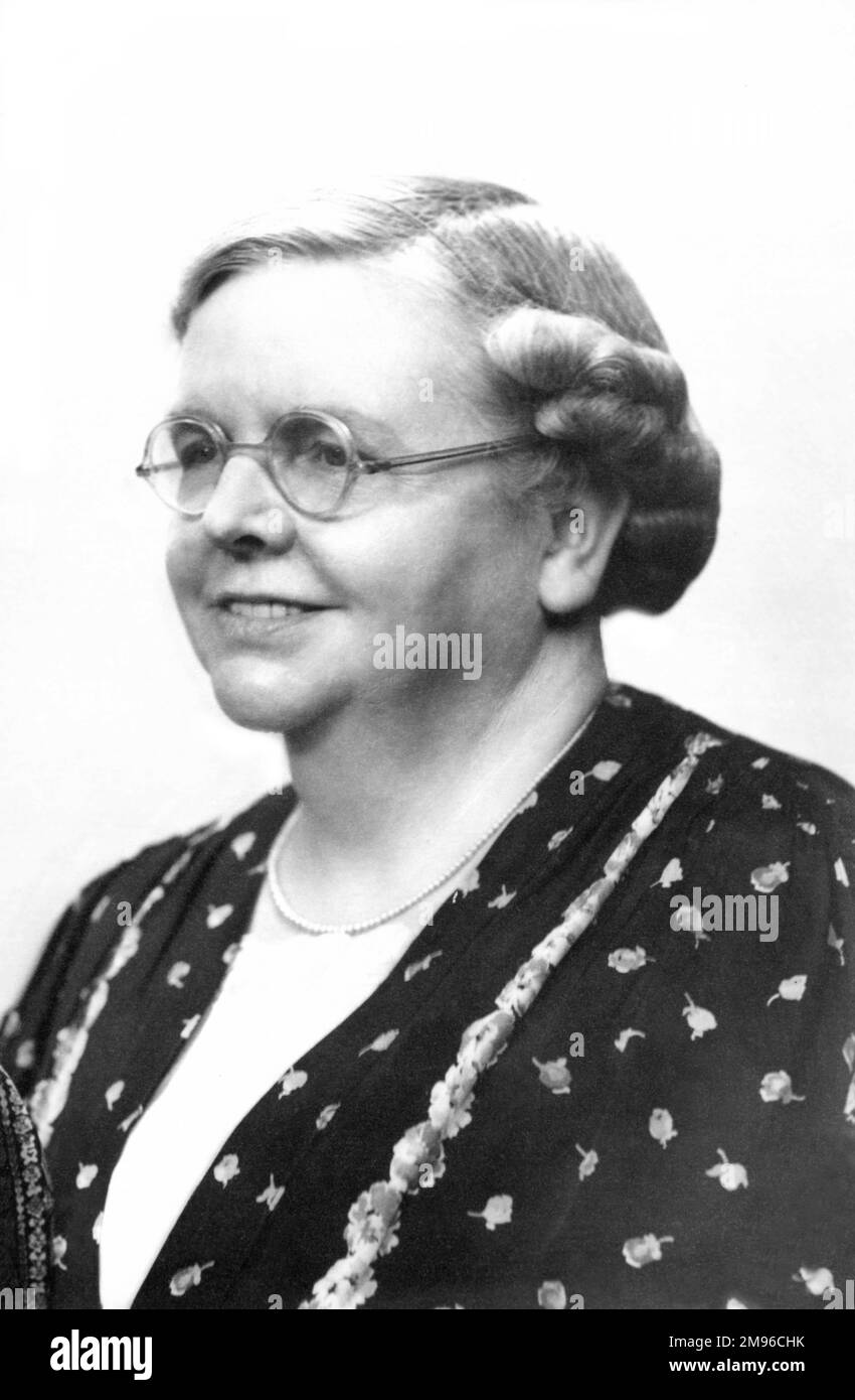 Portrait de la tête et des épaules d'Eleanor Malby (1886-1956), épouse de Reginald Malby, photographe officiel de la Royal Horticultural Society. Eleanor était photographe à son propre chef, et après la mort de Reginald, la compagnie de Reginald A Malby & Co a continué à fonctionner. Eleanor a reçu la prestigieuse Médaille commémorative Veitch en 1941 pour ses travaux photographiques sur des sujets de jardin. Banque D'Images