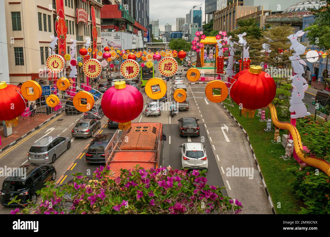 Bouganvillea Singapour décorations du nouvel an rose et chinois pour l'année du lapin sur le quartier chinois de New Bridge Road Singapour. Banque D'Images