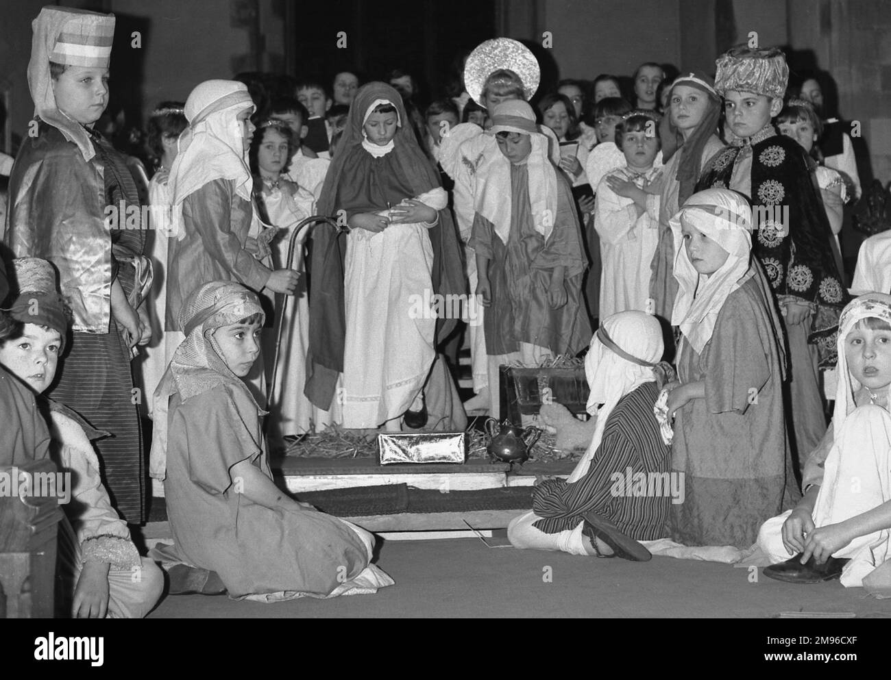 Un groupe d'enfants prenant part à un jeu de nativité à leur école, avec Marie et Joseph, des anges, des bergers et des hommes sages. Banque D'Images