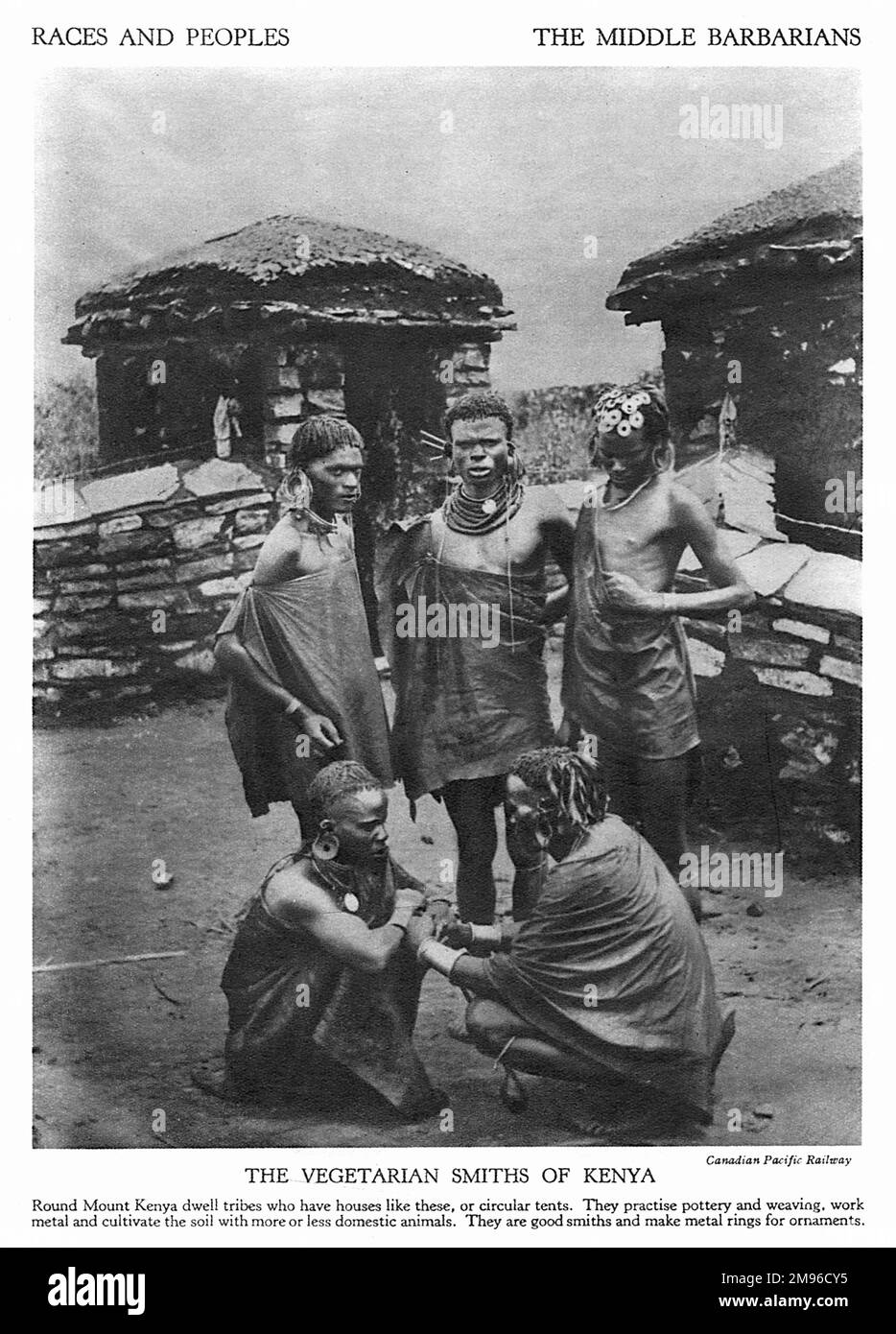 Tribesmen du Kenya qui pratiquent la poterie et le tissage, travaillent le métal et cultivent le sol. Banque D'Images