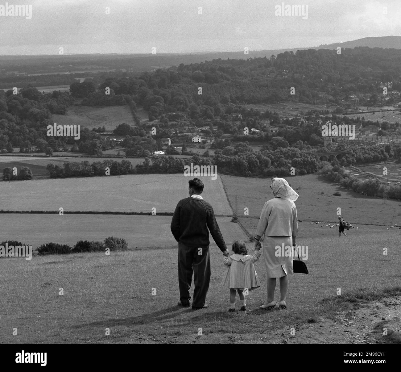 Une famille de trois -- mère, père et tout-petit -- Profitez d'une journée dans la belle campagne anglaise. Banque D'Images