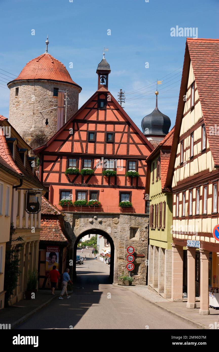Vue sur la ville de Langenburg dans l'État de Baden Wurttemberg, Allemagne, montrant la porte de ville à pans de bois et l'hôtel de ville. Banque D'Images