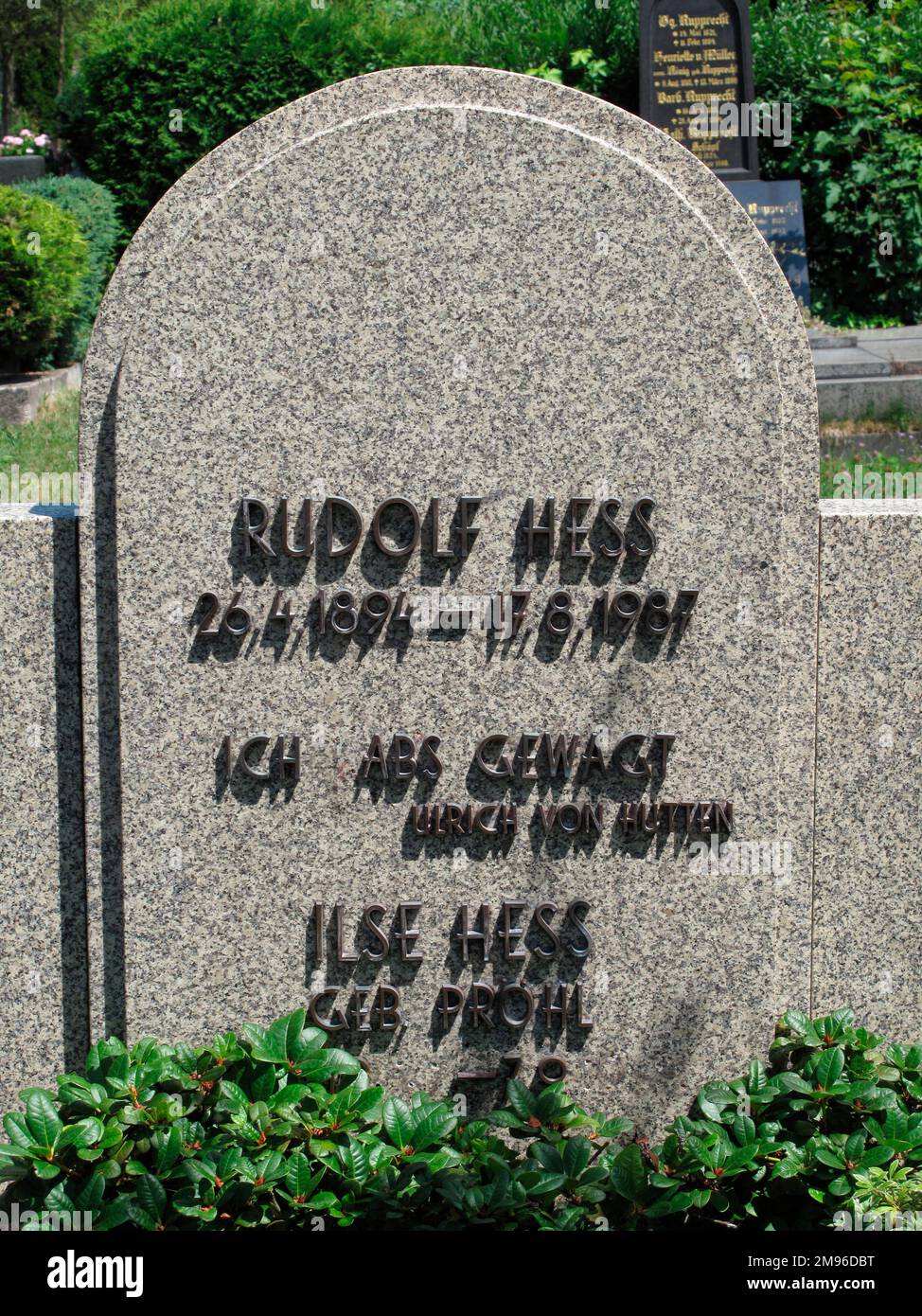 Pierre d'attache du dirigeant nazi Rudolf Hess (1894-1987), le deuxième commandant d'Hitler qui a été condamné à la prison à vie lors des procès de Nuremberg en 1946. Il est mort à la prison de Spandau en 1987. L'inscription se lit comme suit : « ICH Habs Gewagt », ce qui signifie que j'ai osé. Le nom de l'épouse de Hess Ilse (née Prohl, 1900-1995) figure également sur la tête de lit. Banque D'Images