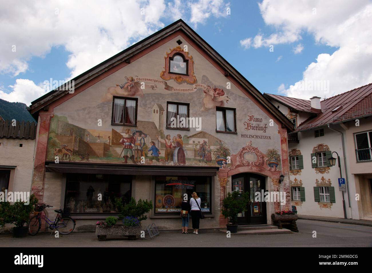 Le Bierling Kuno Holzschnitzerei Andenken à Oberammergau, Bavière, Allemagne. Oberammergau est également célèbre pour sa 'Luftlmalerei'. Ou fresques, de thèmes bavarois traditionnels, contes de fées, scènes religieuses ou trompe-l'œil architectural que l'on trouve sur de nombreuses maisons et bâtiments. Luftlmalerei est une commune de la haute-Bavière et son nom peut être dérivé d'une maison Oberammergau appelée Zum Luftl, qui fut la maison du peintre de la façade Franz Seraph Zwinck (1748-1792). Banque D'Images