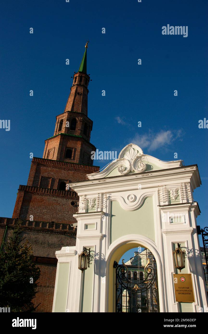 Russie - Tatarstan, Kazan : entrée au Palais des Présidents à côté de la Tour Sjujujujumbike à l'intérieur du Kremlin Banque D'Images