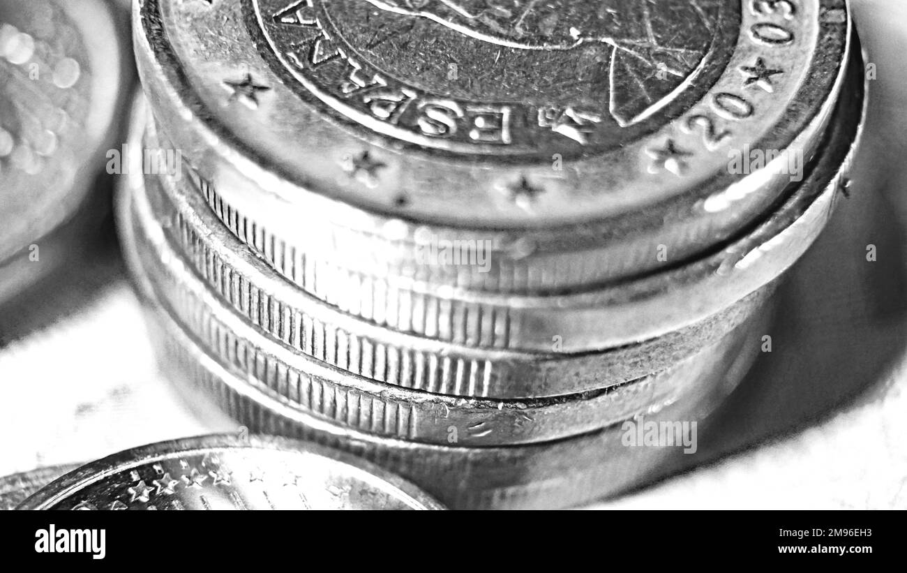 Billets, pièces et billets de banque sur fond blanc Banque D'Images