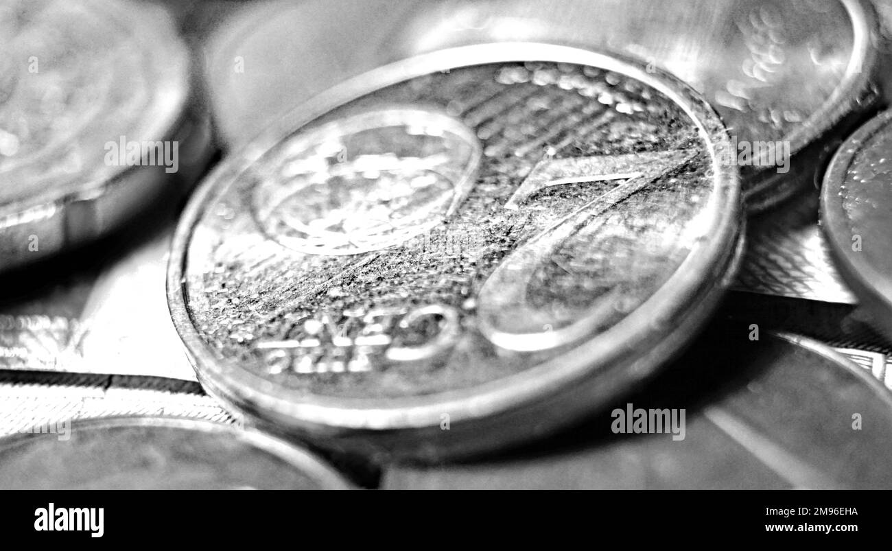 Billets, pièces et billets de banque sur fond blanc Banque D'Images