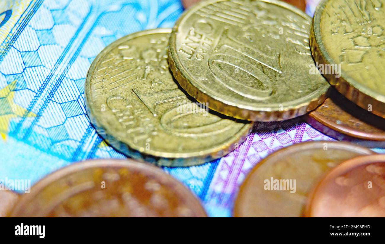 Billets, pièces et billets de banque sur fond blanc Banque D'Images